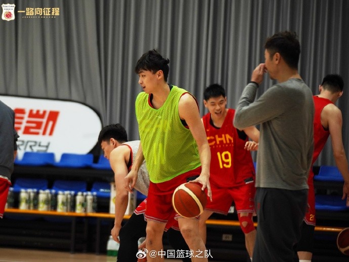 媒体人：齐麟国家队训练遭遇膝伤正在积极康复&或无缘亚预赛
