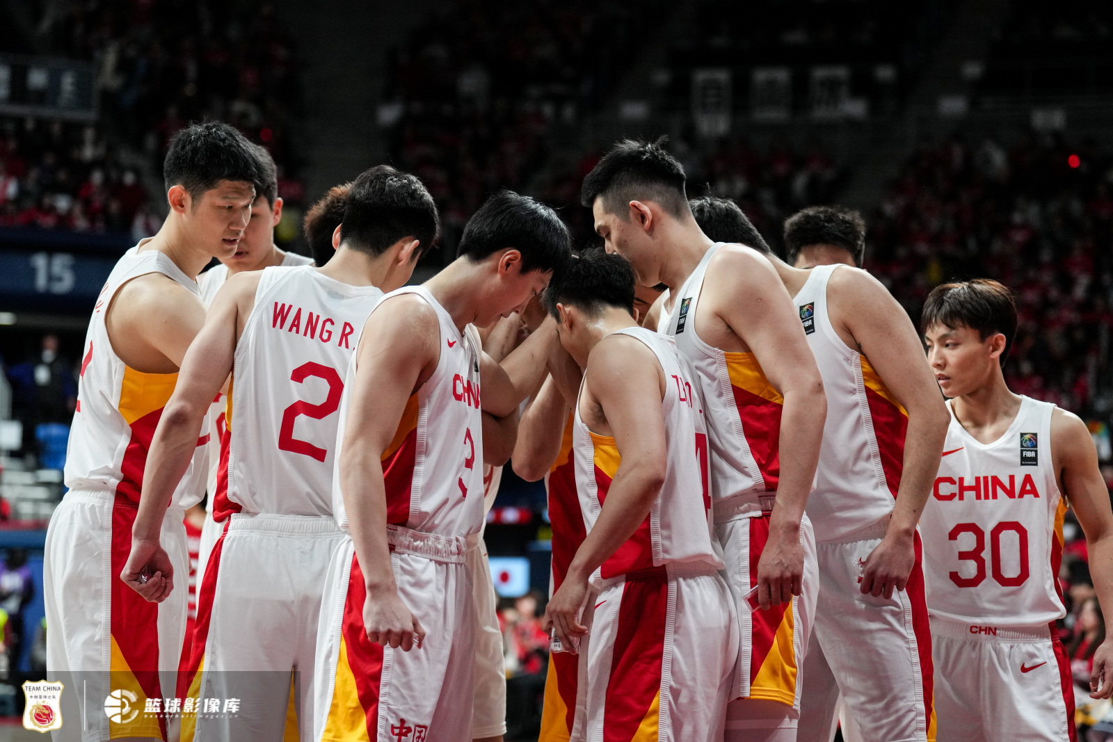 亚预赛中国VS日本图集：姚明现场督战场边若有所思