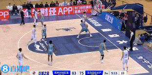 华丽！杨瀚森篮下梦幻脚步连续转身轻松上篮得手