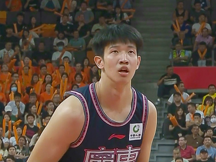 媒体人：广东是否能给全能的黄明依更多机会毕竟球队锋线很弱势