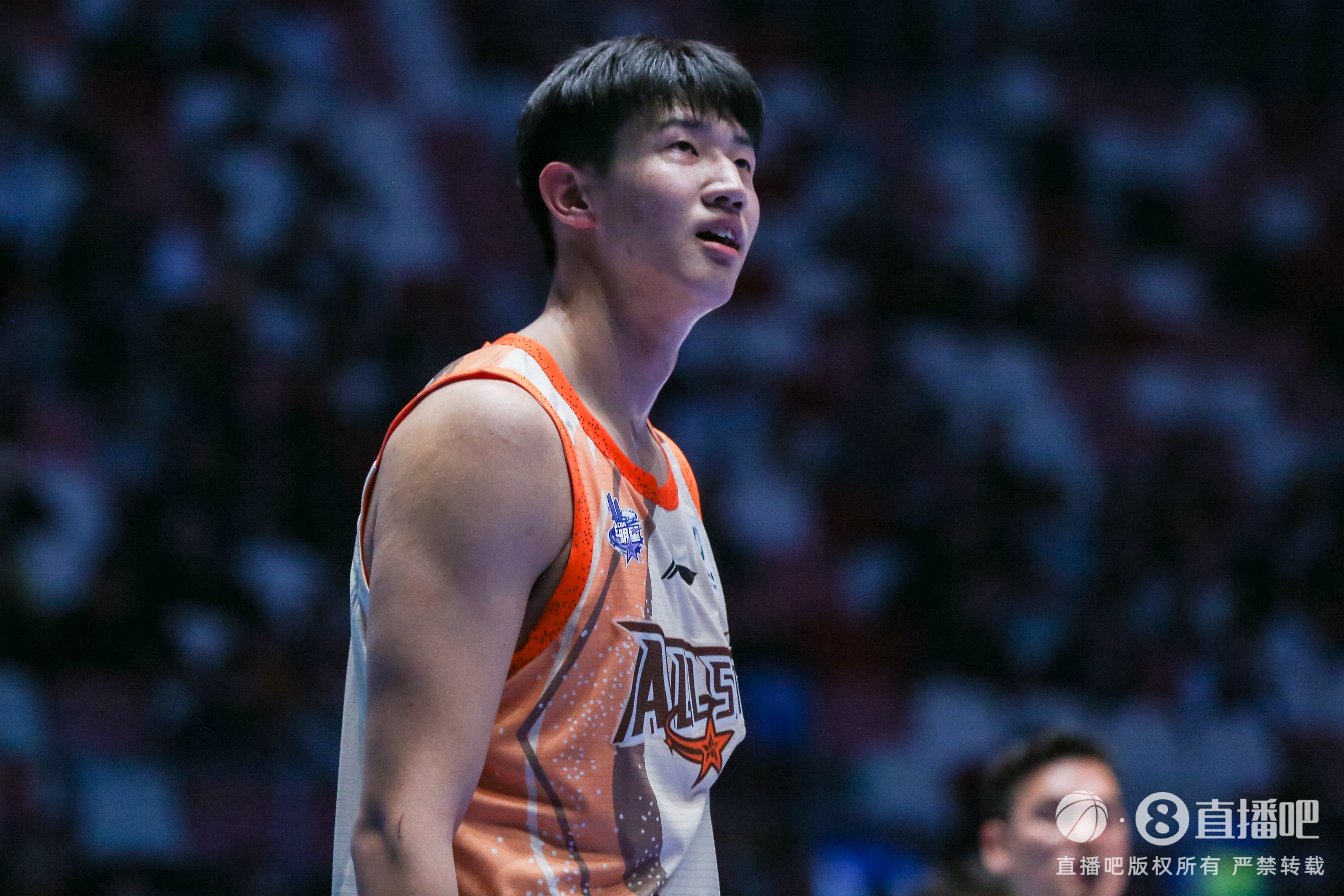 犯规过多！黄明依11中3拿到15分14篮板&5犯
